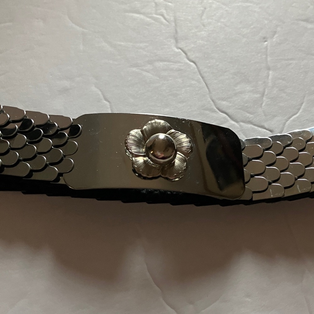Vintage Silver Scaled Stretch Belt with Floral Buckle 30” to 36” Fit‎